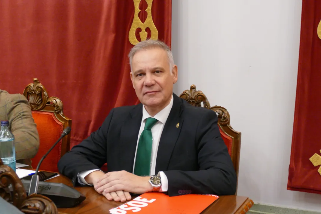 El Pleno exige a López Miras frenar el recorte del transporte público a La Manga