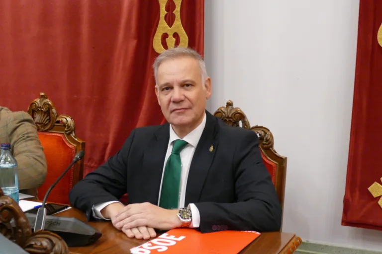 El Pleno exige a López Miras frenar el recorte del transporte público a La Manga