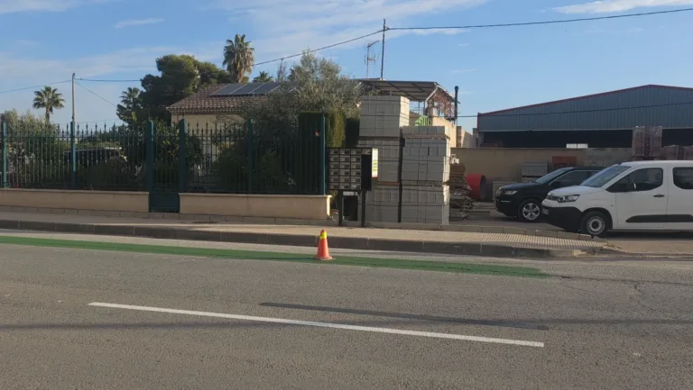 El PSOE de Lorca denuncia el estado “lamentable” del carril bici de la carretera de Águilas