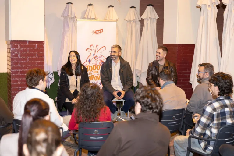 Juventudes Socialistas lleva a la calle su campaña contra la crisis de vivienda en la Región