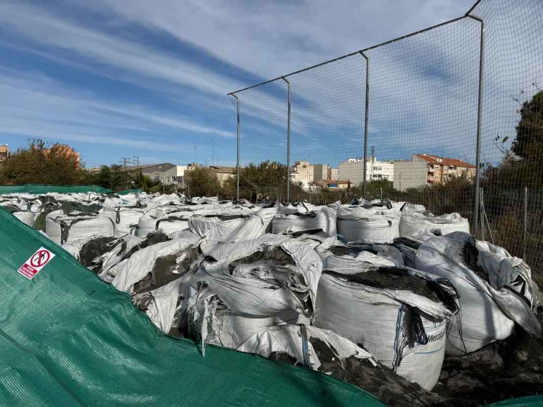 El PSOE exige al PP retirar de inmediato los residuos de caucho abandonados en varios campos de fútbol municipales
