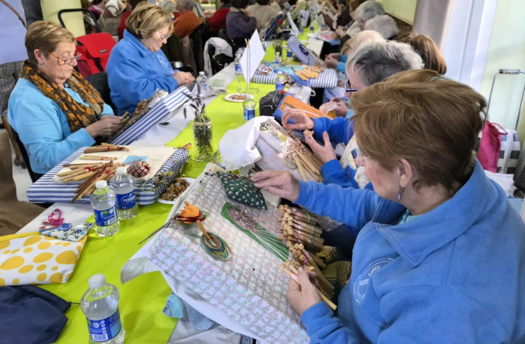 El XVII Encuentro de Bolillo clausura las fiestas de San Antón tras trece días de celebración El XVII Encuentro de Bolillo clausura las fiestas de San Antón tras trece días de celebración