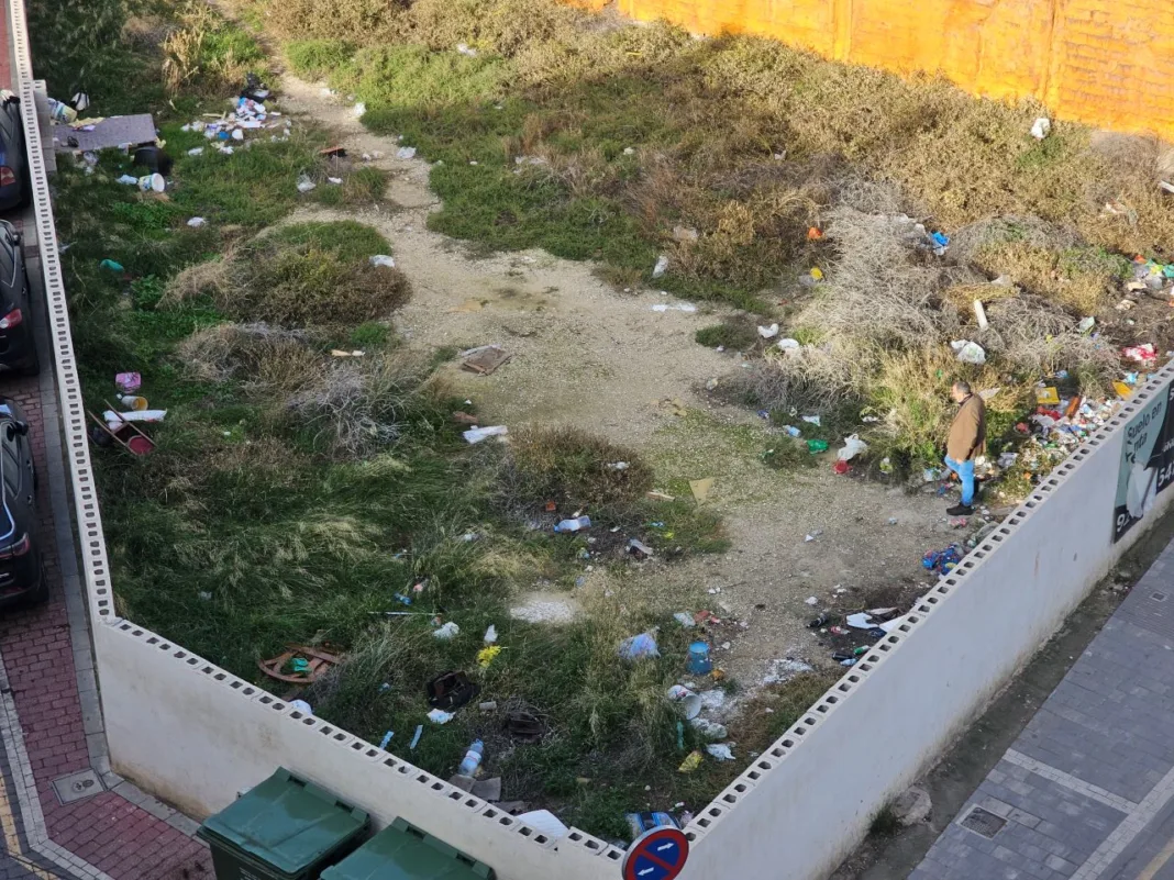 El PSOE exige actuar de inmediato ante la insalubridad del solar abandonado de la calle Abellaneda