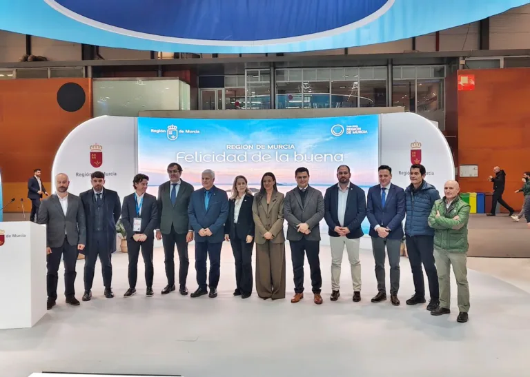 El Ayuntamiento se presenta en FITUR como sede clave de 17 grandes competiciones regionales y anuncia la primera Playa Náutica del Mar Menor