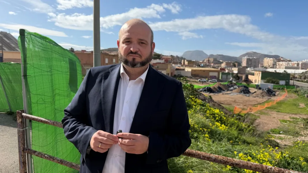 El PSOE exige retirar de inmediato el material contaminado de Los Mateos ante el riesgo de dispersión por el viento