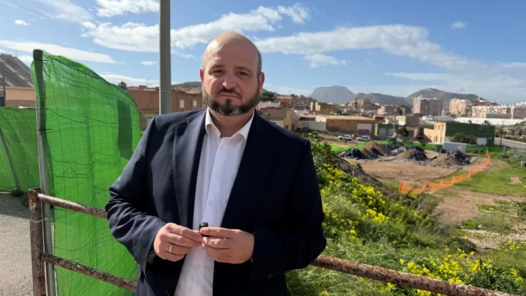 El PSOE exige retirar de inmediato el material contaminado de Los Mateos ante el riesgo de dispersión por el viento