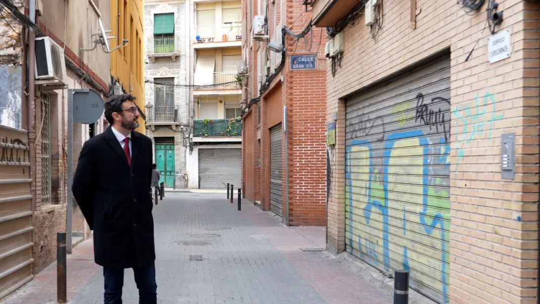 Ginés Ruiz carga contra Ballesta por cuatro viviendas públicas cerradas “por no tener cocinas”