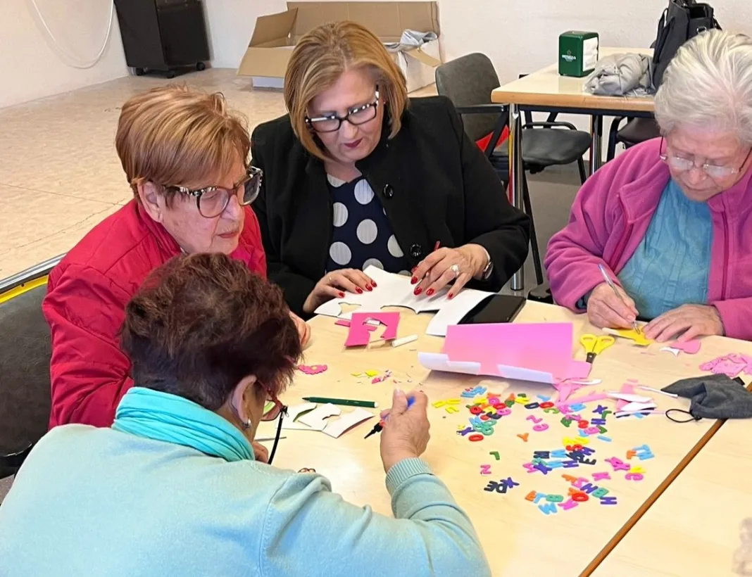 REGINA SARRÍA_DURANTEUNAVISITA_CENTROMAYORES El PSOE acusa a Ballesta de dejar un año sin talleres los centros de mayores