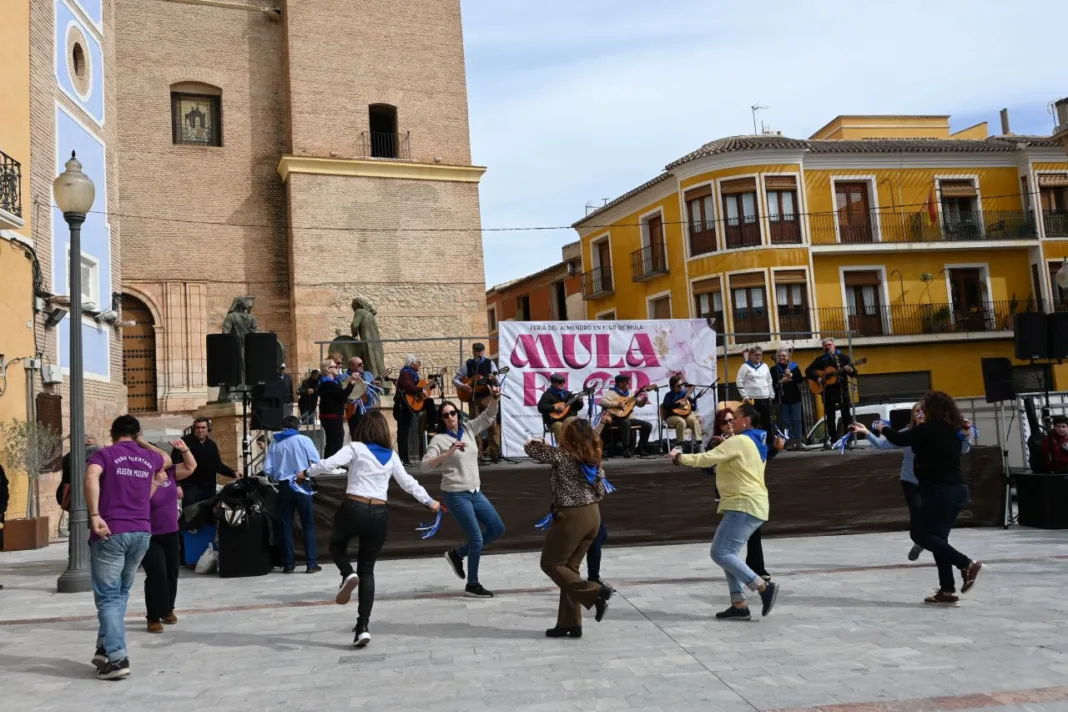 MulaFlor llena la Plaza del Ayuntamiento con artesanía, talleres, música y degustaciones MulaFlor llena la Plaza del Ayuntamiento con artesanía, talleres, música y degustaciones