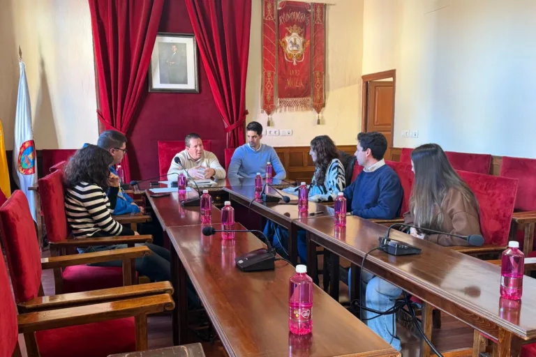 Mula sube a 6.500 euros su apoyo al Consejo de la Juventud y le cede la casa-refugio “La Selva”