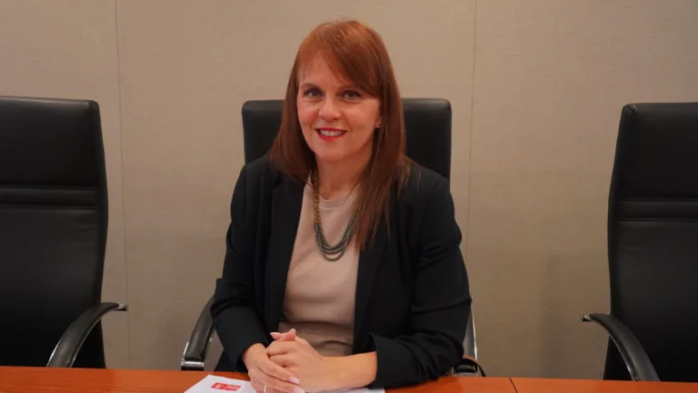 El PSOE logra que la Asamblea declare “esenciales” a los auxiliares técnicos educativos en las aulas