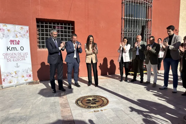 Mula inaugura el monolito “KM 0” para reforzar su marca turística ligada a la floración