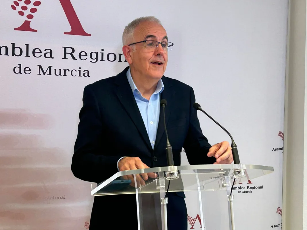 Alfonso Martínez acusa al consejero de Economía de “prepotencia” y de tapar un déficit de 1.060 millones