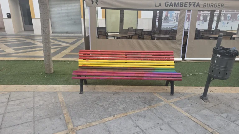 El banco arcoíris de Lorca amanece vandalizado y el PSOE exige una condena “sin matices”