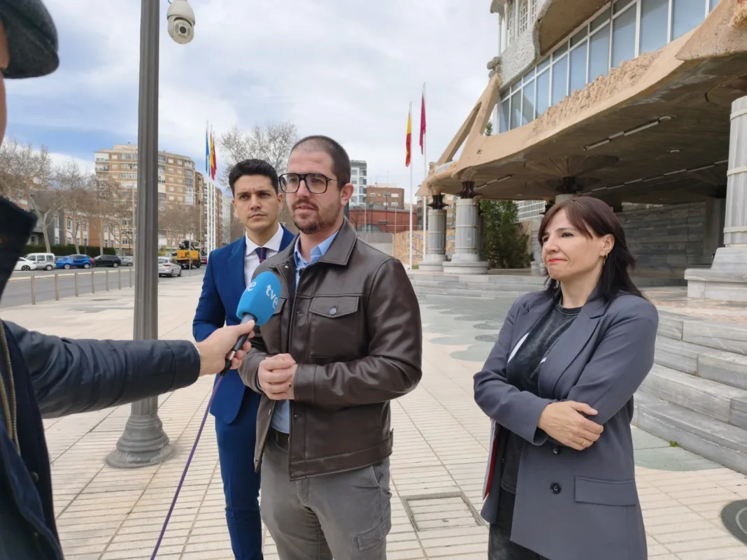 PP y Vox bloquean debatir en la Asamblea una rebaja del IRPF para jóvenes en la Región