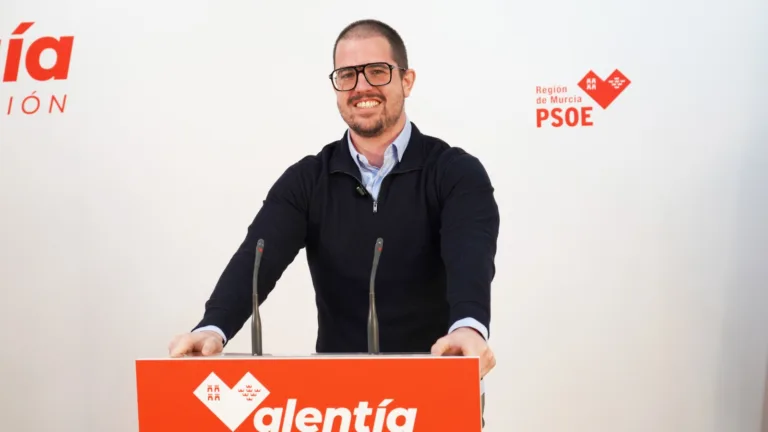 López Miras, “en pánico” por Vox: el PSOE le acusa de abandonar la vivienda pública y el Bono Joven