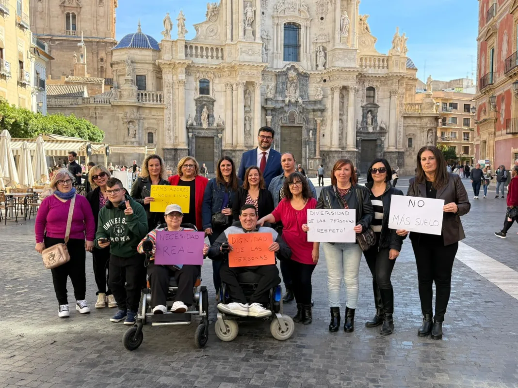 Murcia vuelve al Pleno por los cambiadores inclusivos tras cambiar a una niña en el suelo