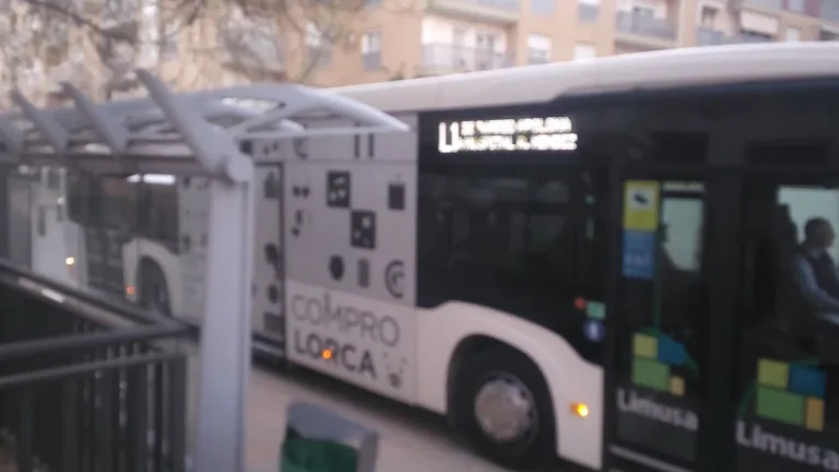 El PSOE denuncia saturación “indigna” en el bus al Rafael Méndez y exige más frecuencias