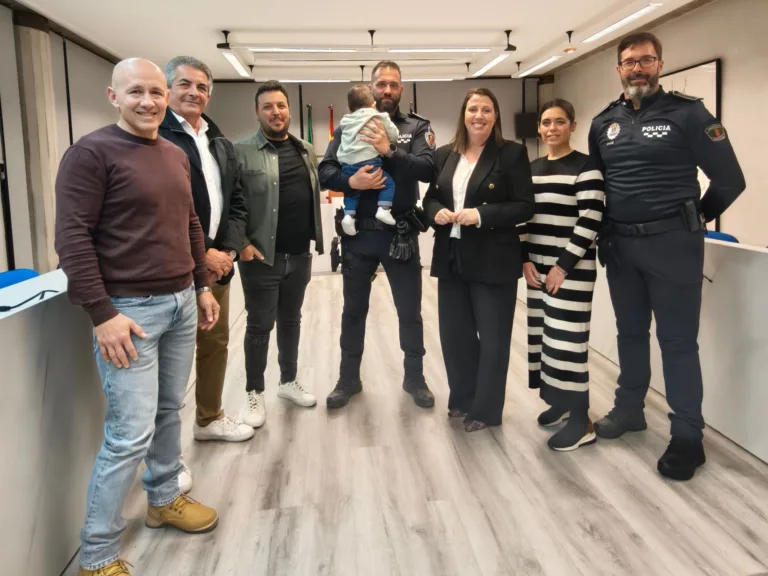 Agentes de la Policía Local de Ceutí salvan la vida a un bebé de un año