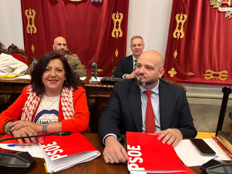 El PSOE fuerza cambios en descuentos a jubilados y arranca el apoyo del Pleno a sus mociones en Cartagena