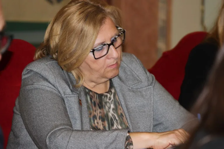 El PSOE acusa al PP de mantener un año sin cursos ni talleres en los centros de mayores