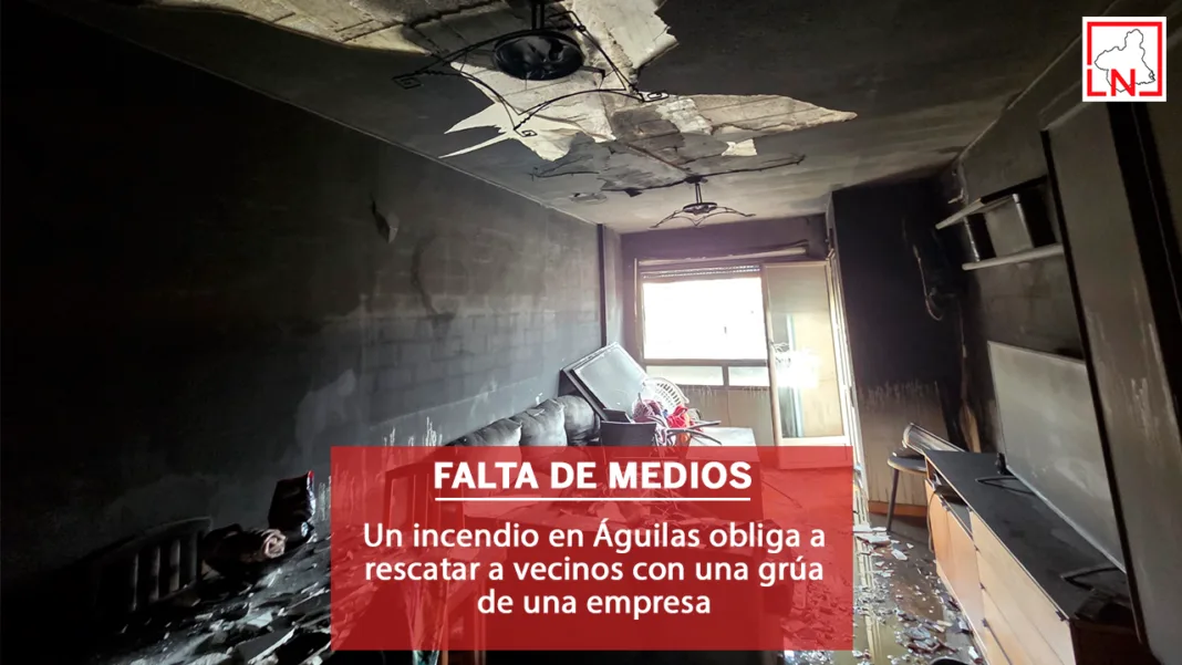 Un incendio en Águilas obliga a rescatar a vecinos con una grúa de una empresa Un incendio en Águilas obliga a rescatar a vecinos con una grúa de una empresa