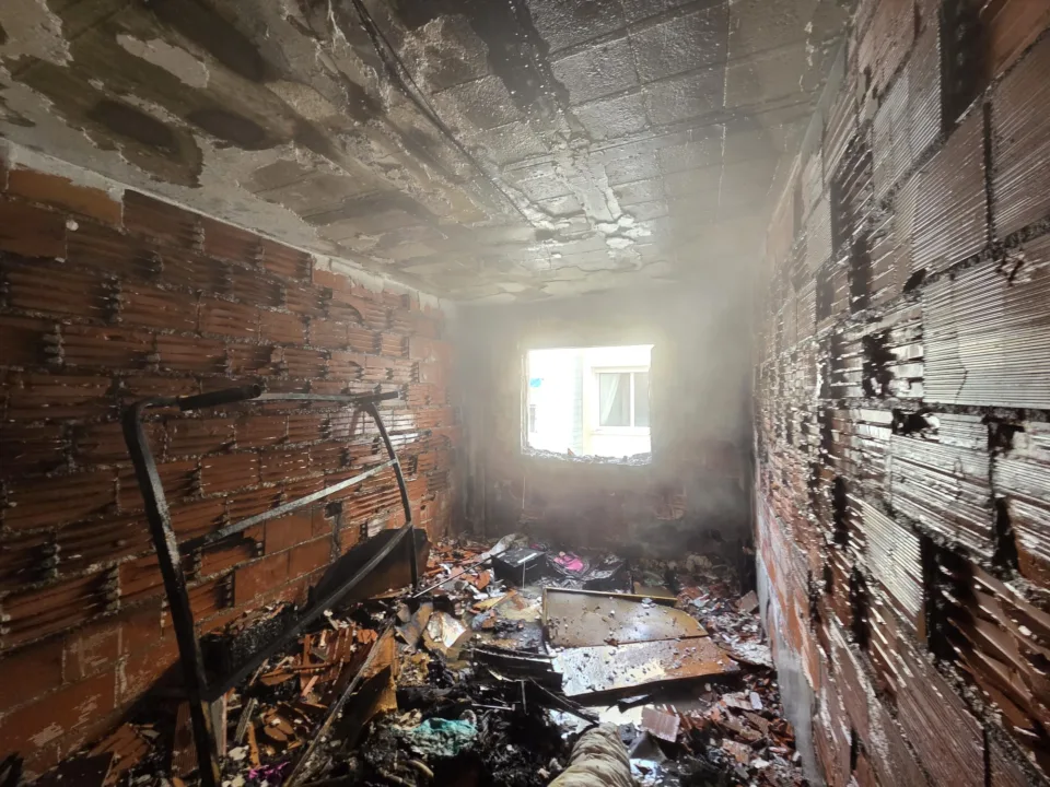 Un incendio en Águilas obliga a rescatar a vecinos con una grúa de una empresa Un incendio en Águilas obliga a rescatar a vecinos con una grúa de una empresa