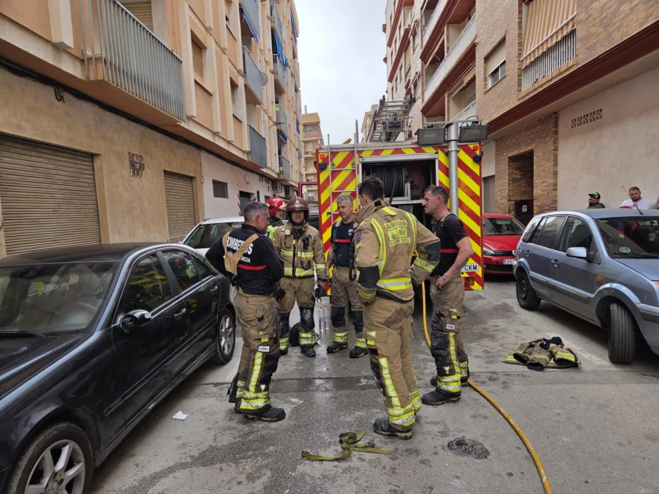 Un incendio en Águilas obliga a rescatar a vecinos con una grúa de una empresa Un incendio en Águilas obliga a rescatar a vecinos con una grúa de una empresa
