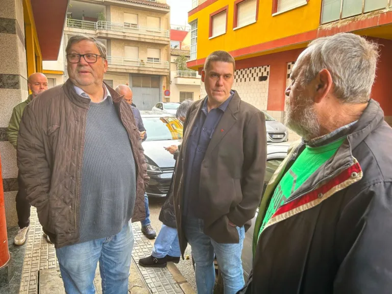 Suspendido el desahucio de una familia vulnerable en Beniel tras mediación de la PAH