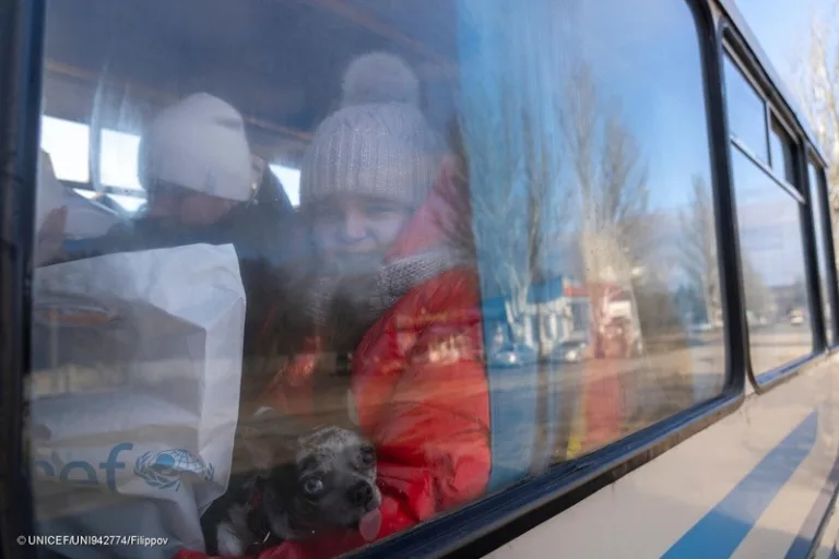 Cuatro años de guerra en Ucrania: la infancia vive bajo tierra en Jersón