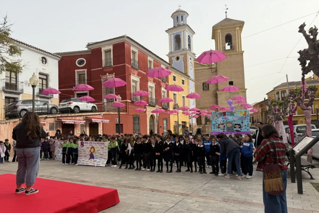 El alumnado de 2º de Primaria llena la Plaza del Ayuntamiento de Mula de mensajes por la igualdad