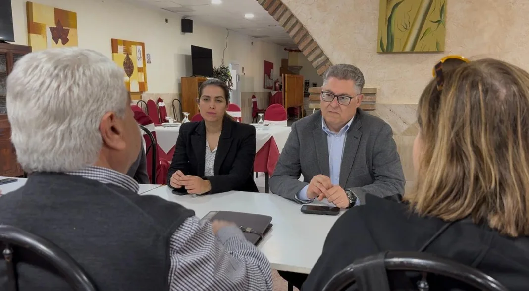 CARMEN FRUCTUOSO Y ANDRÉS GUERRERO DURANTE LA REUNIÓN CON VECINOS EL ESPARRAGAL Vecinos de El Esparragal denuncian inseguridad tras las obras del carril de Las Palmeras