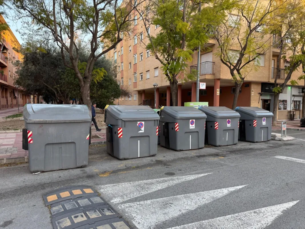 CONTENEDORES CALLE MIGUEL ÁNGEL BLANCO (002) Un servicio “desbordado” dispara las quejas por basura y contenedores saturados en Murcia
