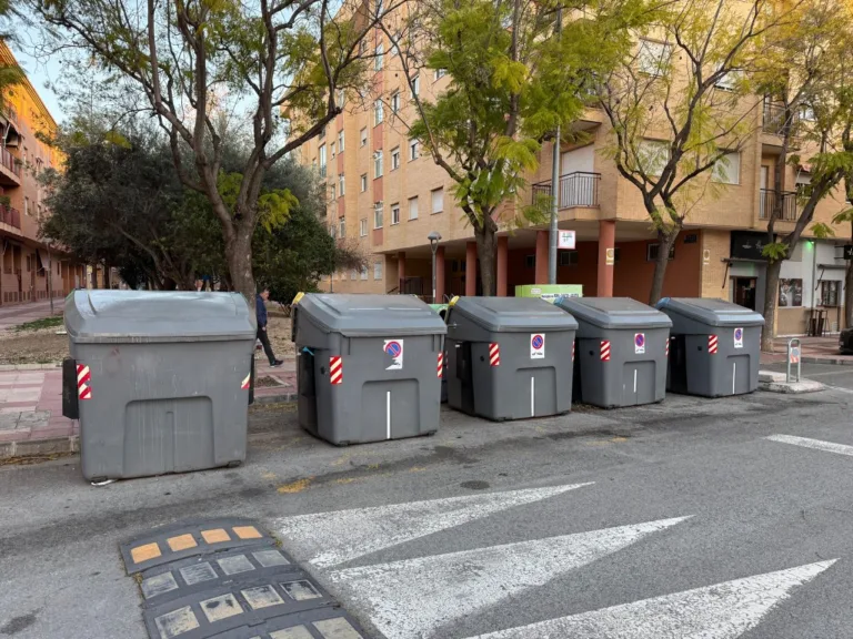 Un servicio “desbordado” dispara las quejas por basura y contenedores saturados en Murcia
