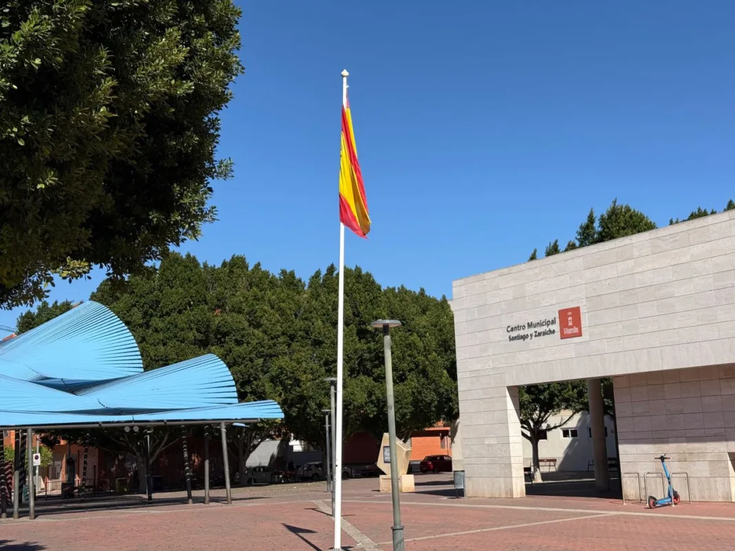 El PSOE denuncia promesas incumplidas y abandono en Santiago y Zaraíche