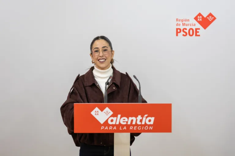 Elena Casado acusa a López Miras de difundir “bulos” y reivindica el legado feminista del PSOE