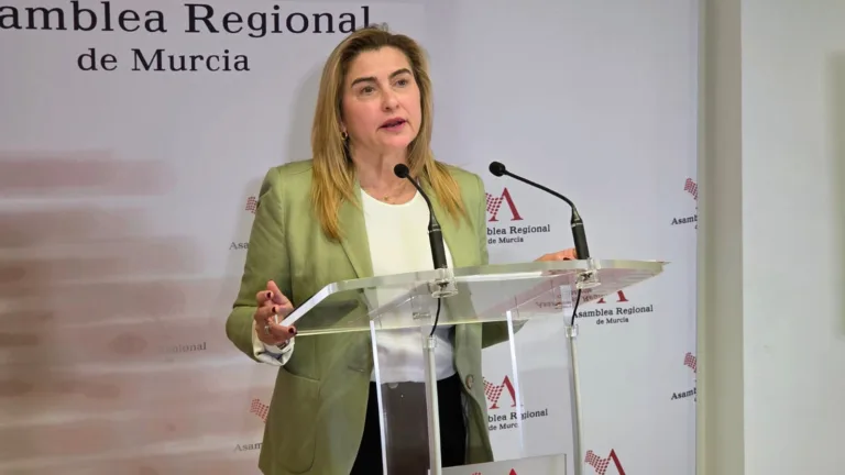 Carmina Fernández exige explicaciones a López Miras por el “deterioro e insalubridad” de los parques de bomberos