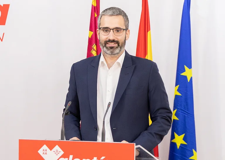 Francisco Lucas acusa a López Miras de no aprobar ni una sola medida propia por la guerra en Irán