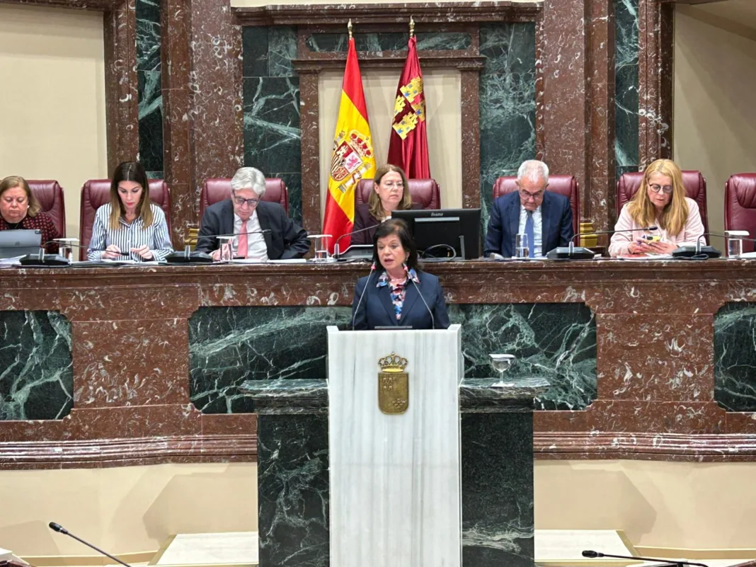 El PP y Vox frenan en la Asamblea la retirada de símbolos franquistas en la Región de Murcia