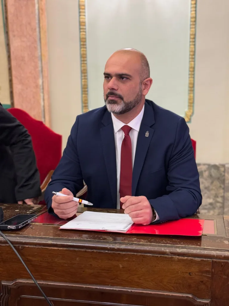 El PSOE pide un plan para reparar las cubiertas de los pabellones municipales