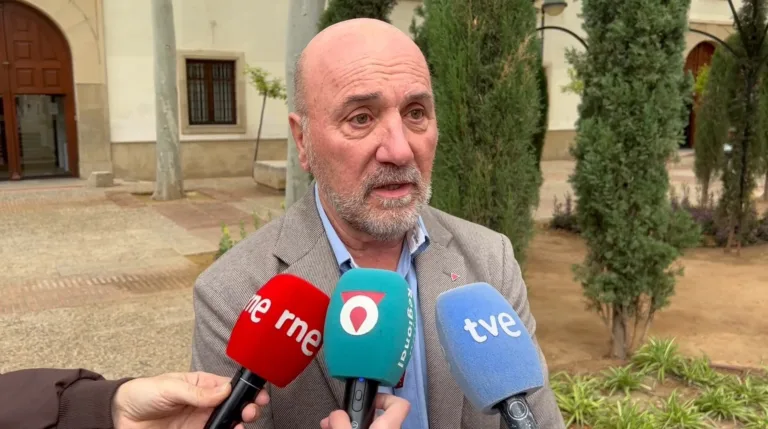 IU propone destinar fondos murcianos a energía solar en Cuba