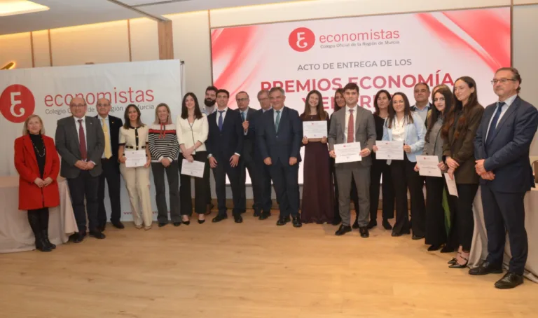 El Colegio de Economistas distingue a estudiantes sobresalientes de tres universidades