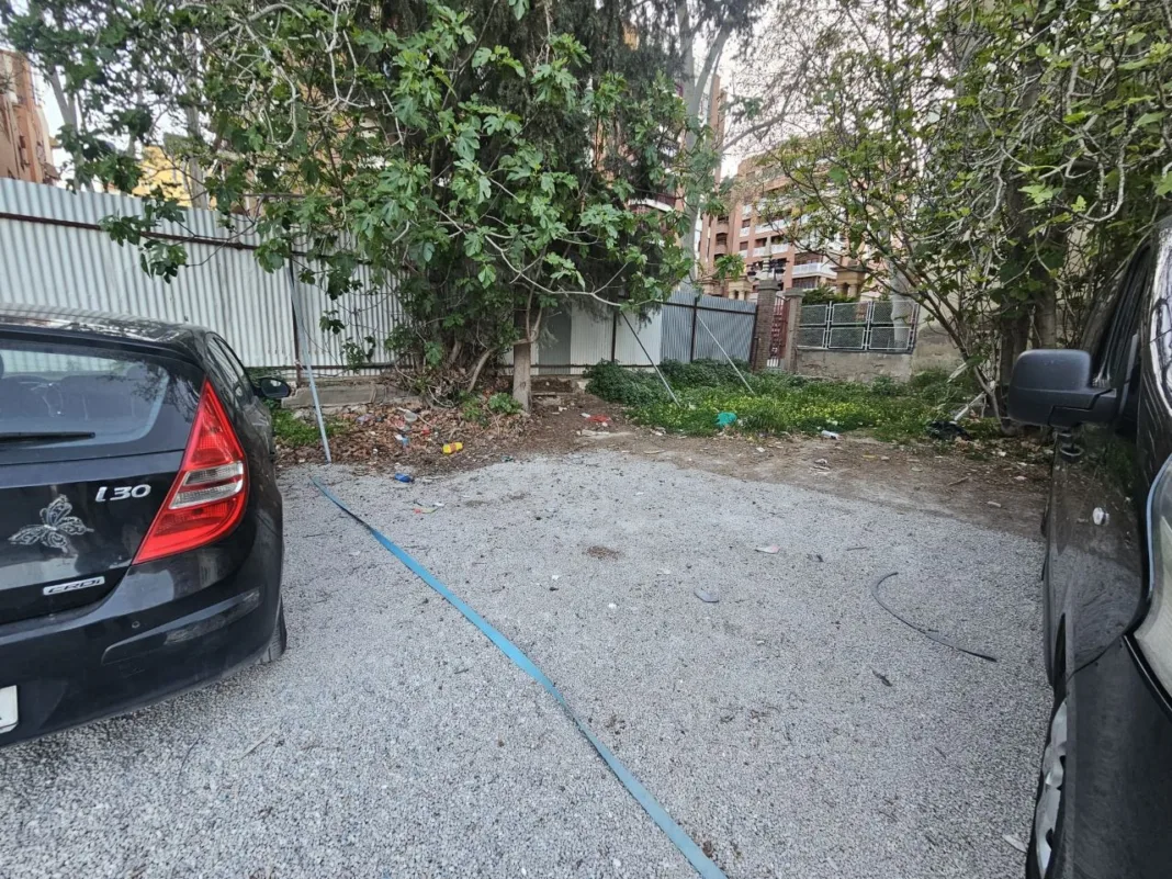 El PSOE exige dejar de cobrar en el parking de la Alameda de las Columnas por su suciedad y deterioro