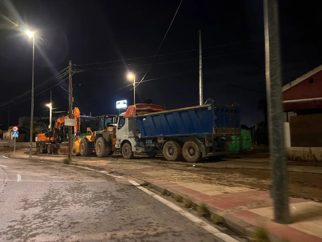 Vita maquinaria obras gasolinera entrada a Senda de Granada Oeste Murcia Vecinos de Senda de Granada recurren una gasolinera por riesgo de inundación y posibles irregularidades