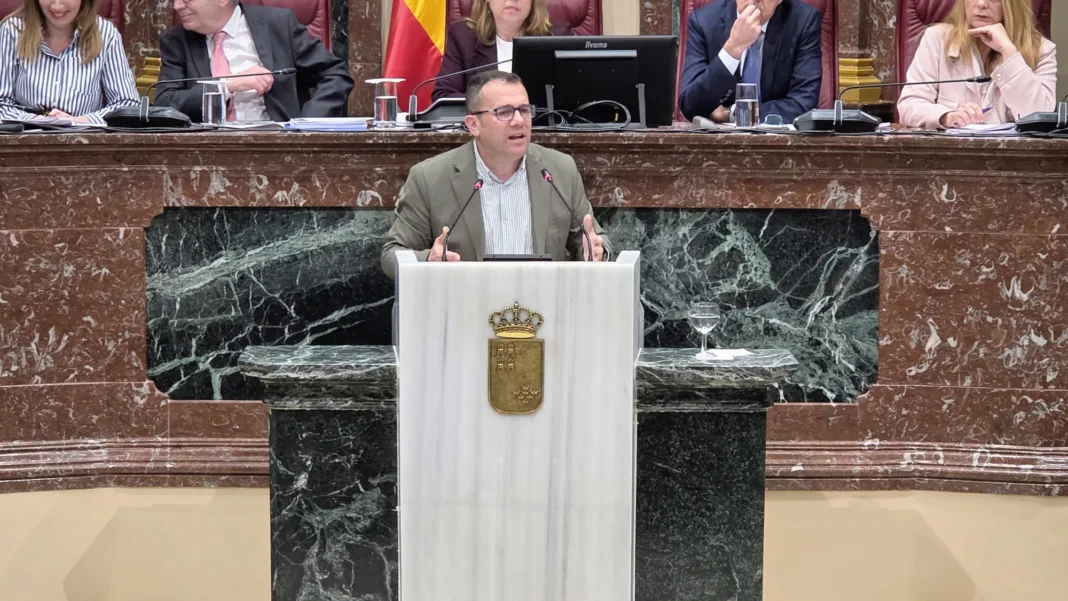 El PP tumba en la Asamblea una moción para reforzar el CEIS mientras los bomberos reclaman un plan fiscalizable