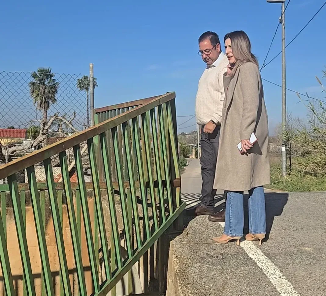 El PSOE de Molina denuncia riesgo por una valla rota en La Ribera