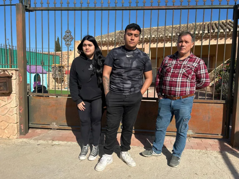 La presión social aplaza hasta mayo el desahucio de una familia de Sucina