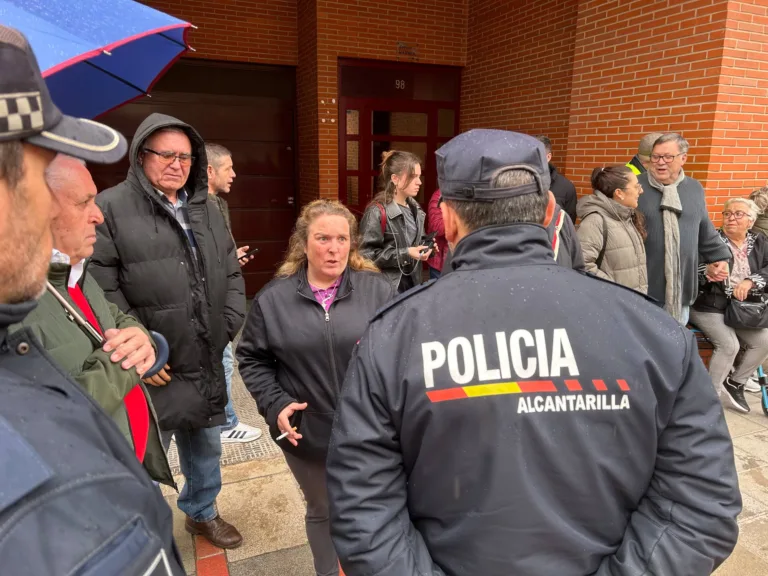 La movilización vecinal frena el desahucio de Antonia en Alcantarilla hasta el 14 de abril