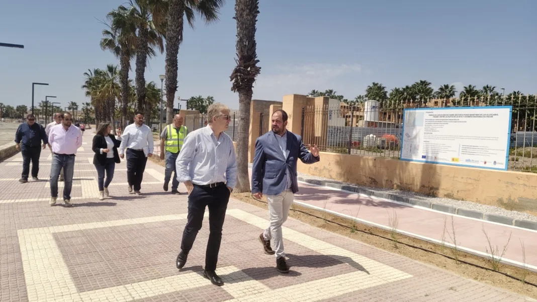 Los Alcázares estrena el primer tramo del carril bici del Paseo Marítimo