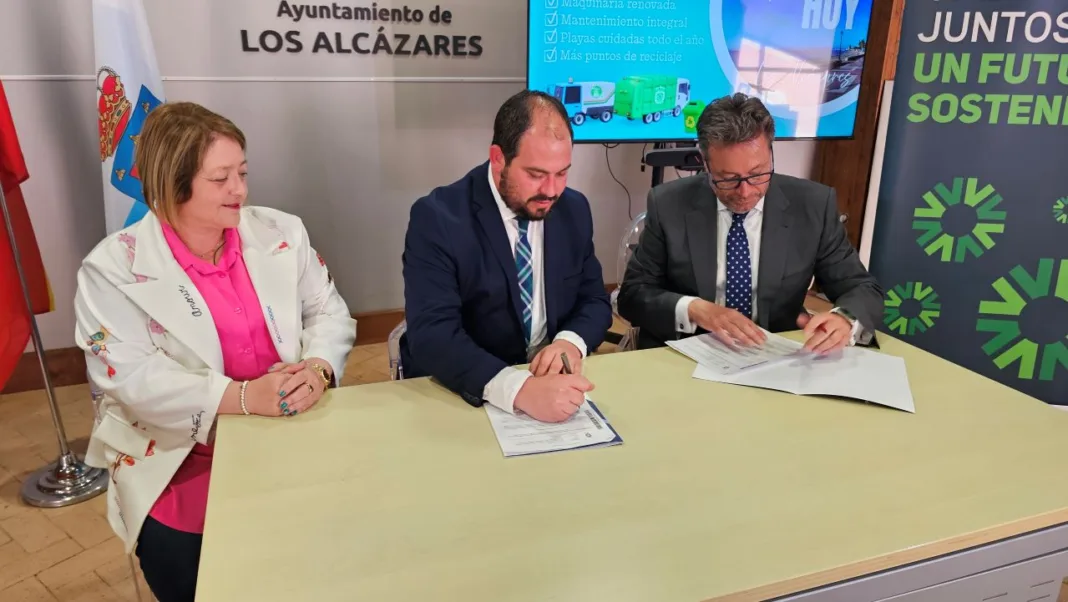 Los Alcázares firma un nuevo contrato de limpieza para renovar todo el servicio